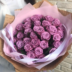 Фиолетовые розы в дизайнерской упаковке №160