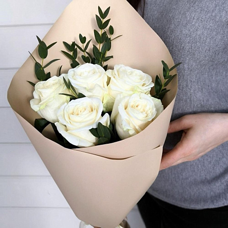 Букет из 5 белых роз и рускуса - Фото 1