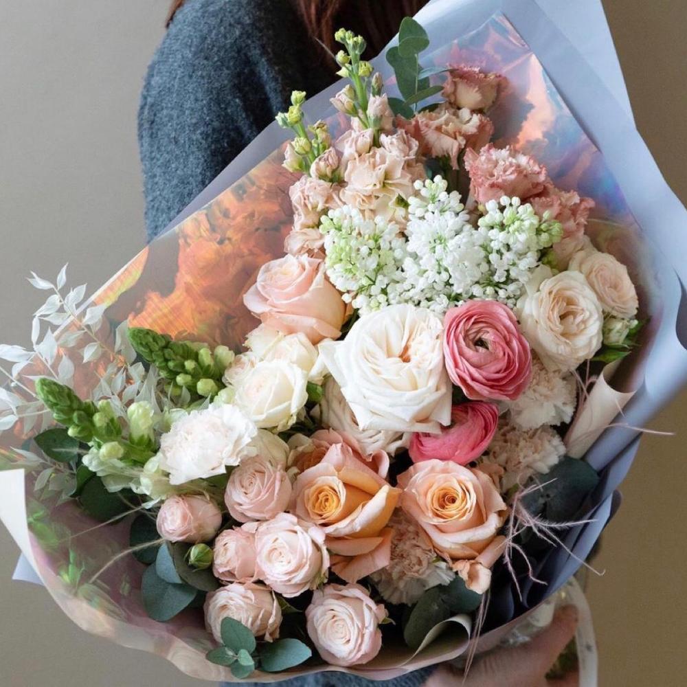Купить Нежный,красивый букет с сиренью пионовидных и кустовых  роз-«Очарованная» в Москве недорого с доставкой