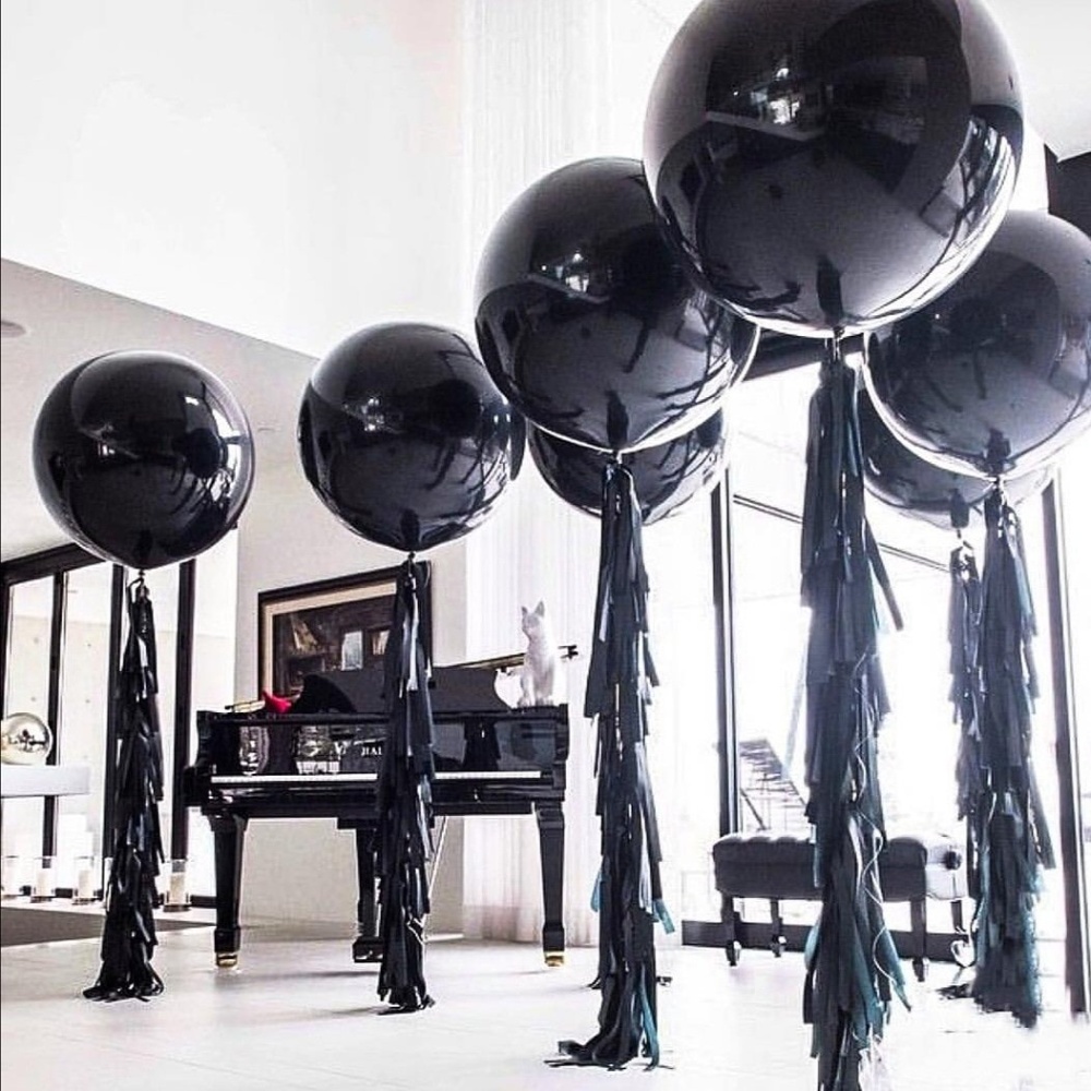 Большие шары с гелием. Шар гигант с тассел. Черный шар с тассел. “Черный шар” (the Black Balloon), 2008. Большие воздушные шары.