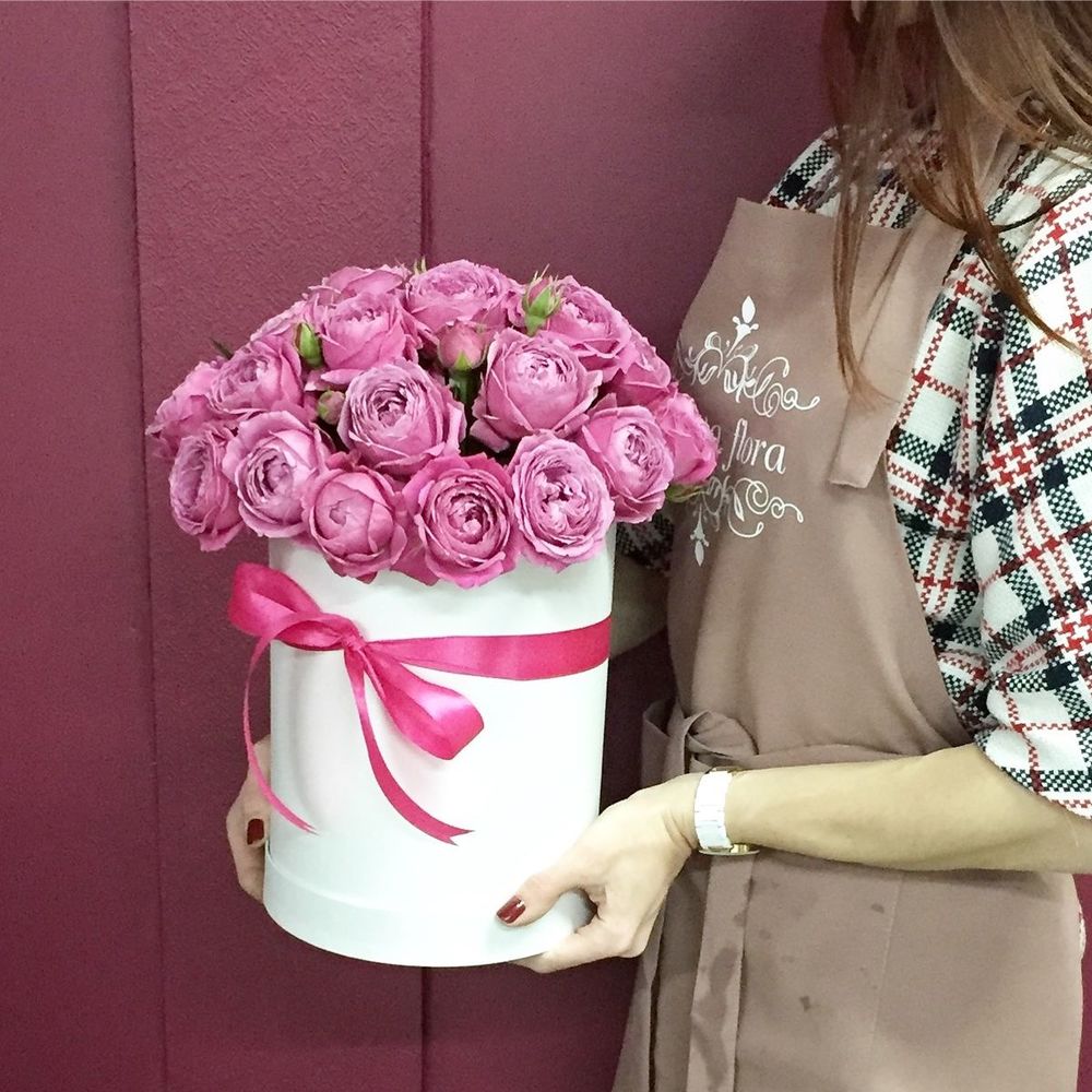 Цветочные композиции в коробке в розовом цвете. Мисти Баблз в шляпной коробке. Букет с МИСТИКОМ. Сайт доставки flowwow