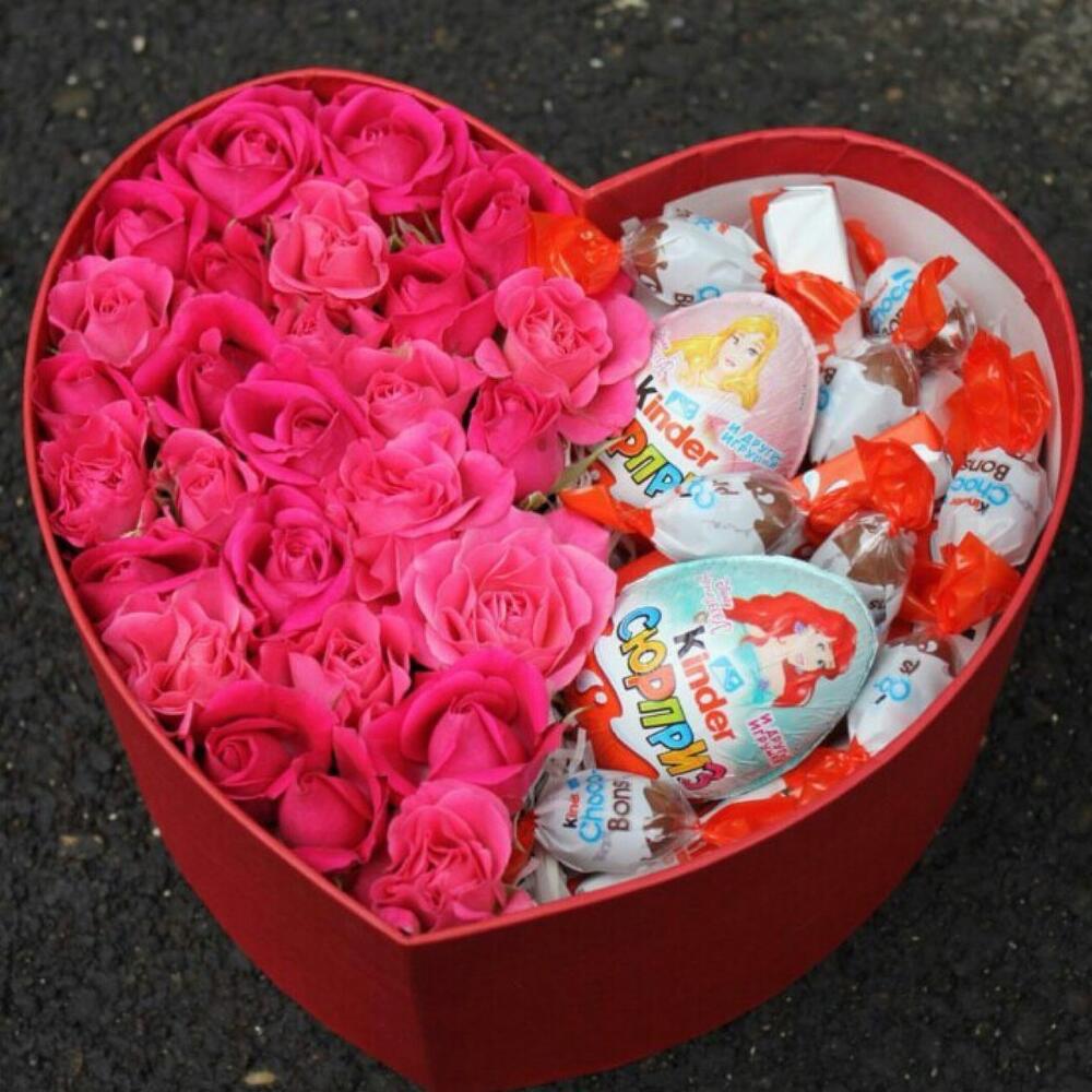 Цветом киндеры. Коробка с цветами и конфетами. Коробка с цветами и сладостями. Цветы и киндеры. Сладкий букет в коробке.