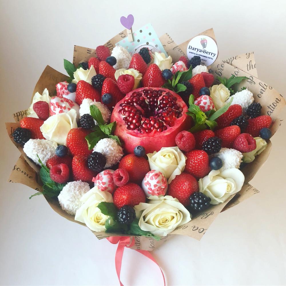 Купить Букет из ягод и цветов с гранатом в Москве