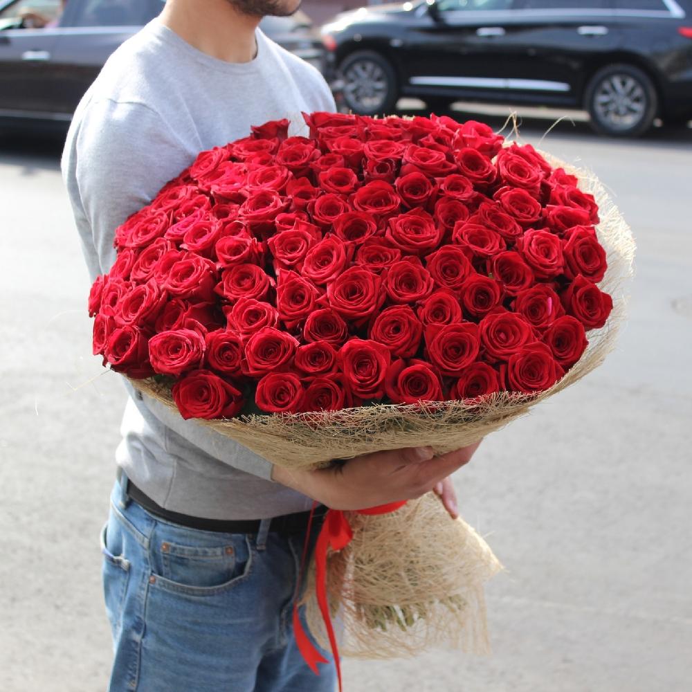 Купить розы в москве с доставкой дешево. Шикарный букет роз. Букет из 101 розы. Роскошный букет из роз.