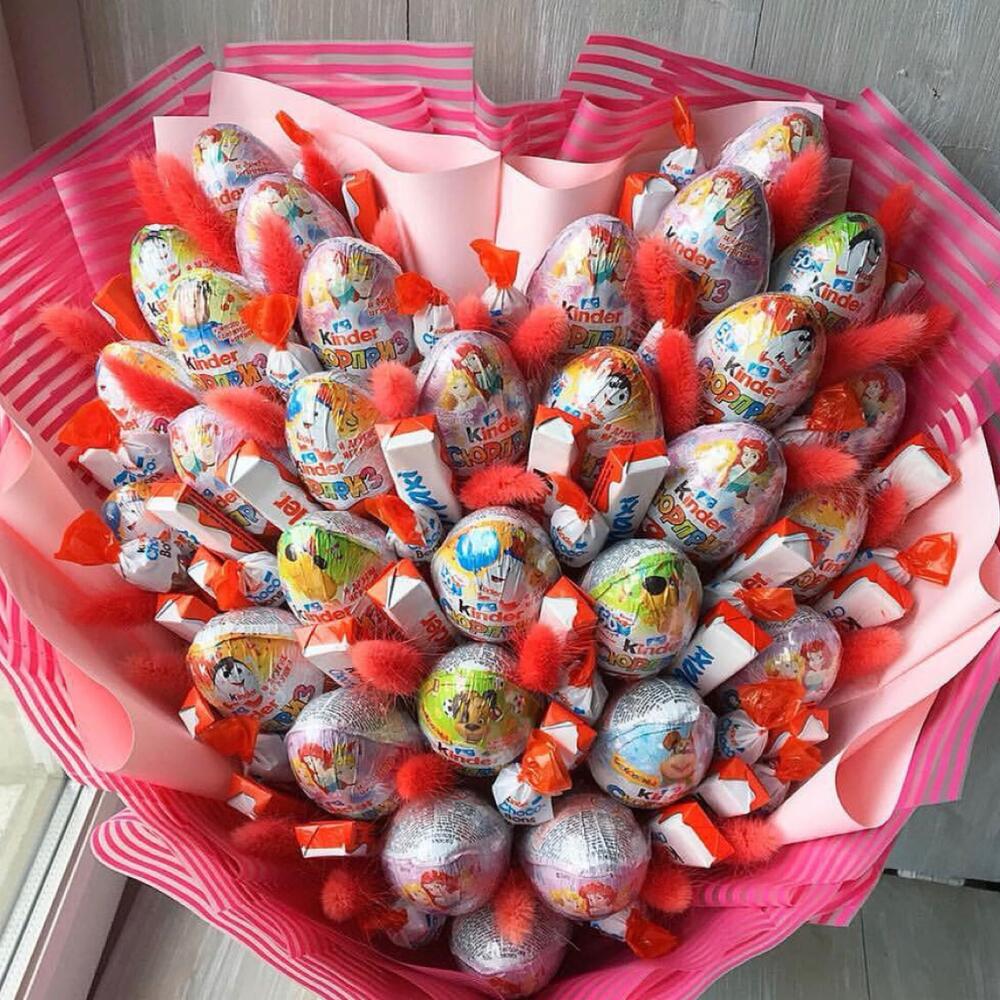 Съедобный букет для ребенка на Пасху с яйцами, шоколадным кроликом и конфетами Kinder