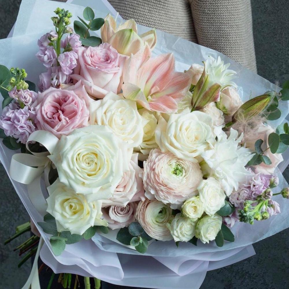 Купить Красивый букет с лилиями,маттиолой и пионовидными розами -«мираж» в  Москве недорого с доставкой