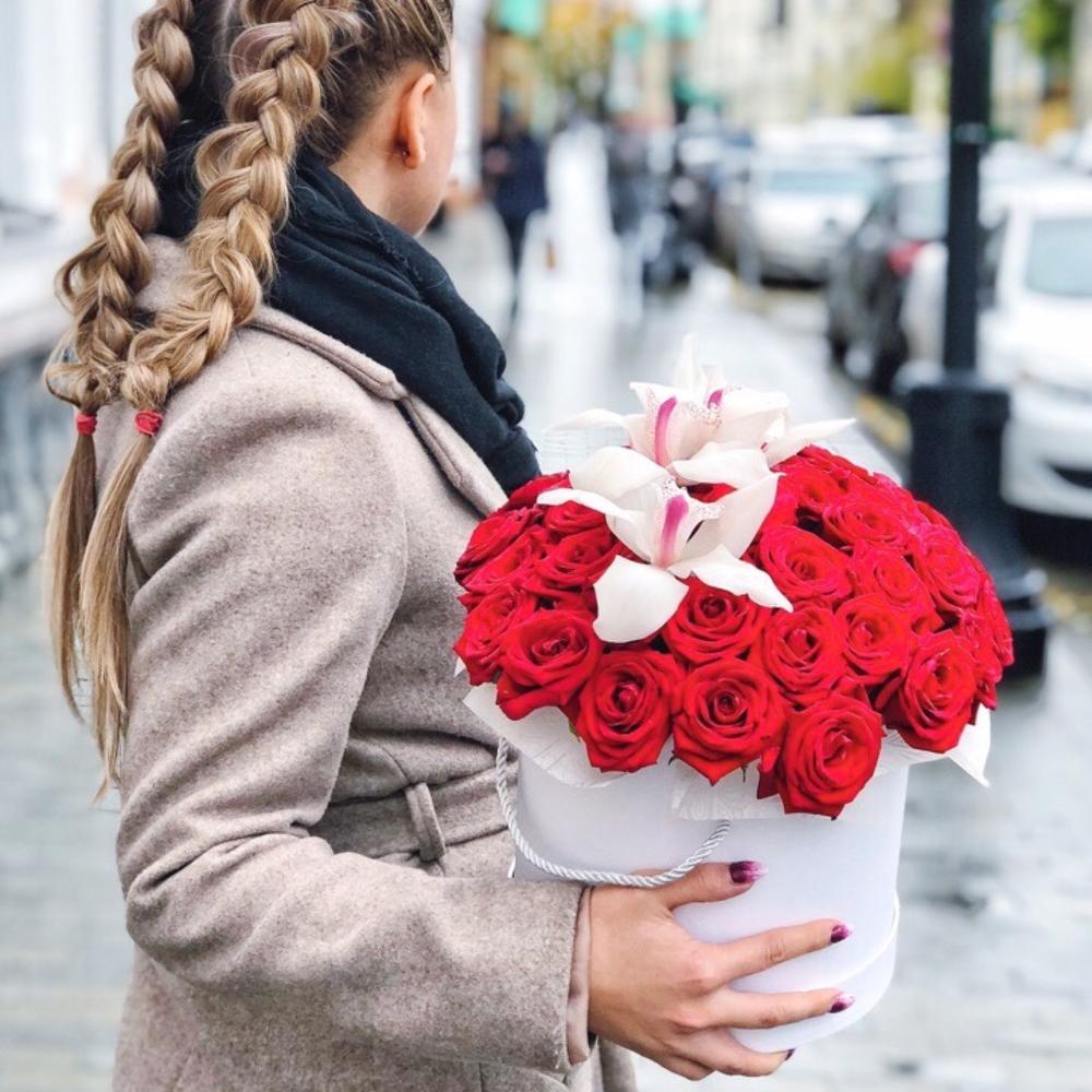 Флоувов. Стильный букет из пышных роз для женщины красных. Цветы в прямых волосах. Амалии цветы. Доставка цветов Фрязино.