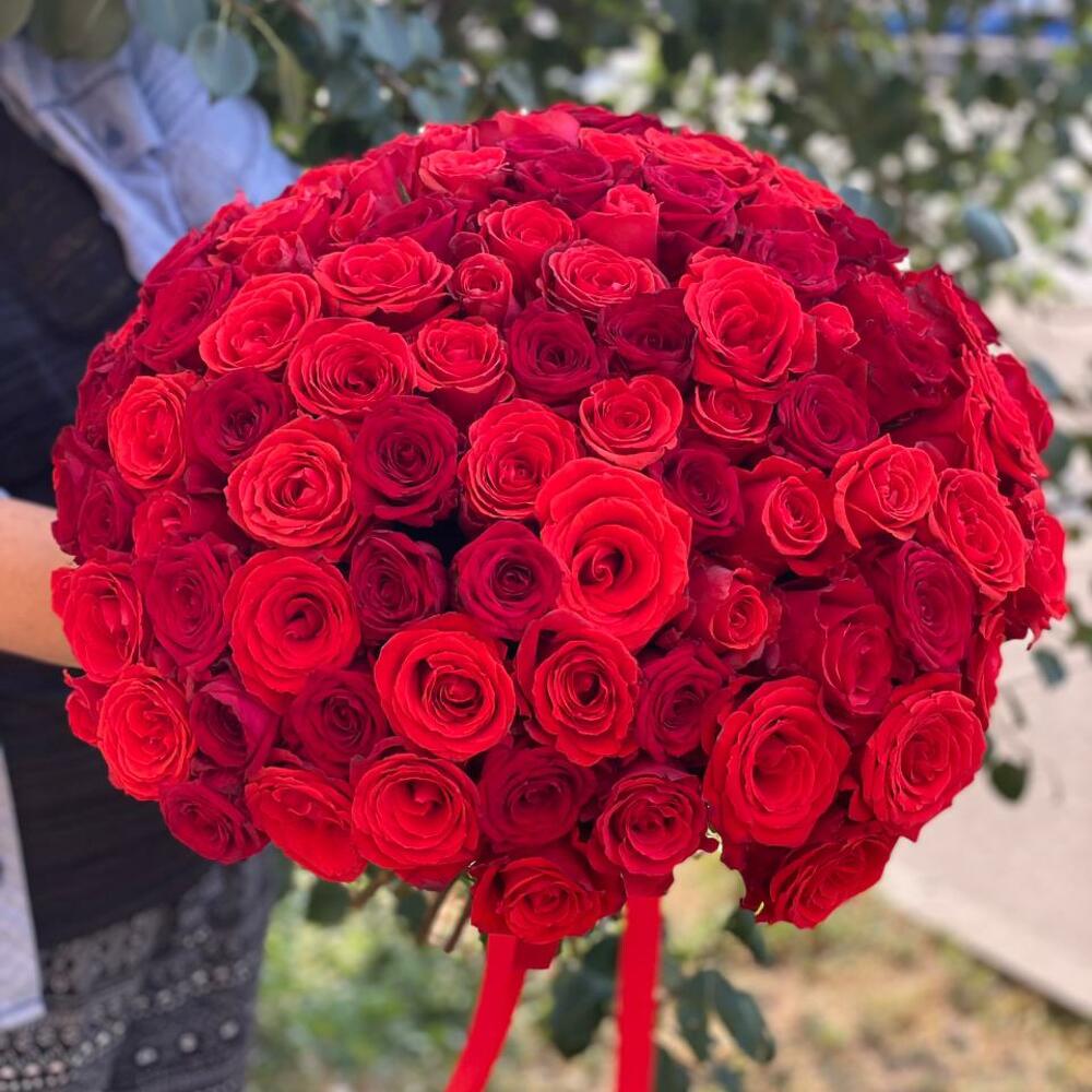 Цветы признание. Красные розы в приятном оформлении. Букет из 33 красных роз. А51 красный.