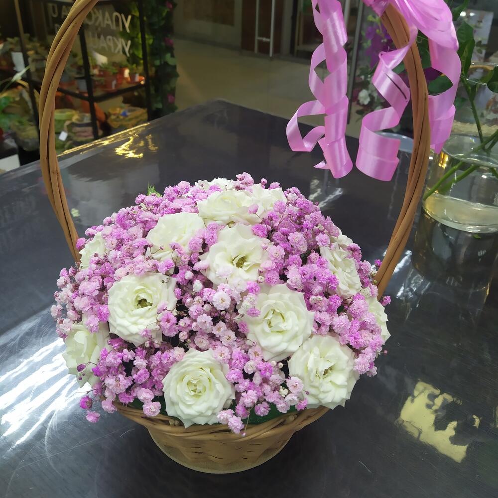 Купить Композиция цветов в корзине Розовое небо в Москве недорого сдоставкой