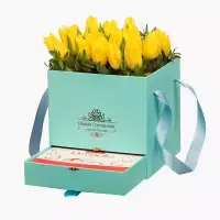 25 желтых тюльпанов в голубой коробке шкатулке с рафаэлло №487