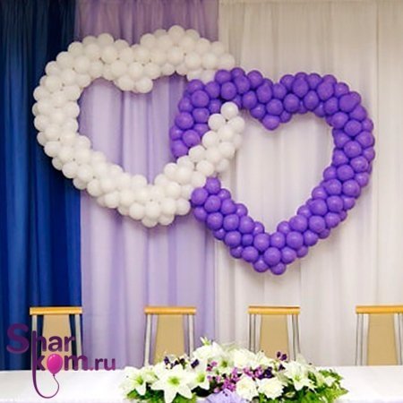 Сдвоенное свадебное сердце из воздушных шаров