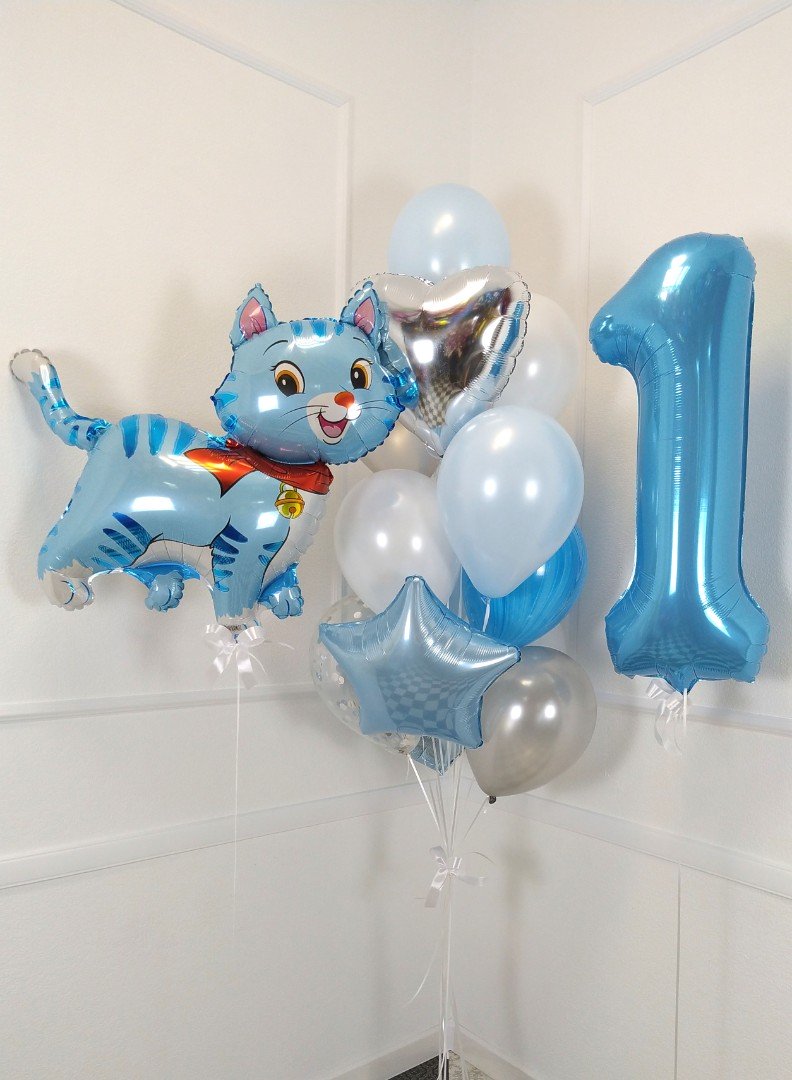 Котик с букетом — фигура из воздушных шаров