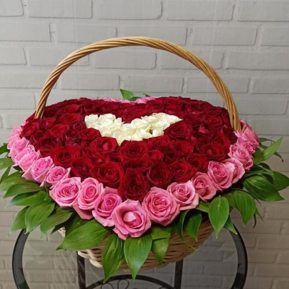 Заказать Большая корзина из розовых цветов с доставкой в Москве