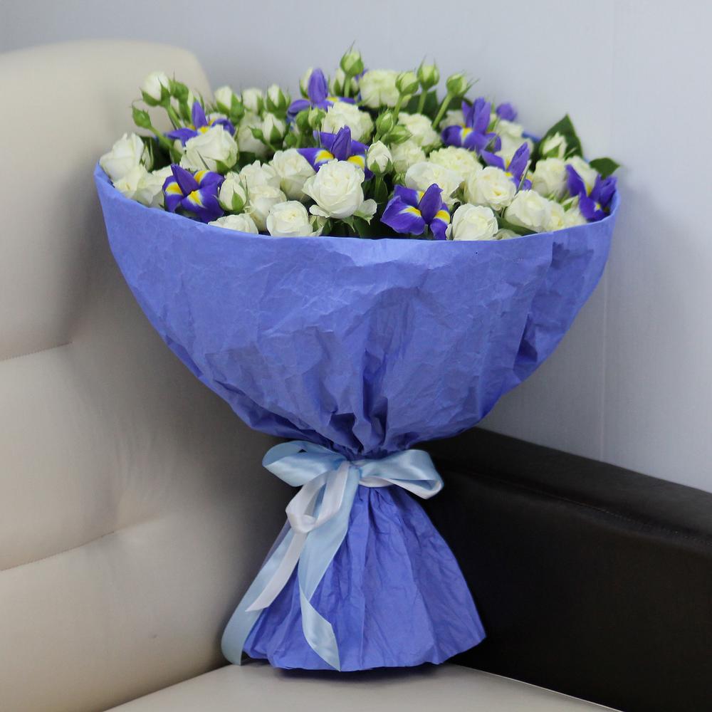 Букет синие ирисы и белые розы