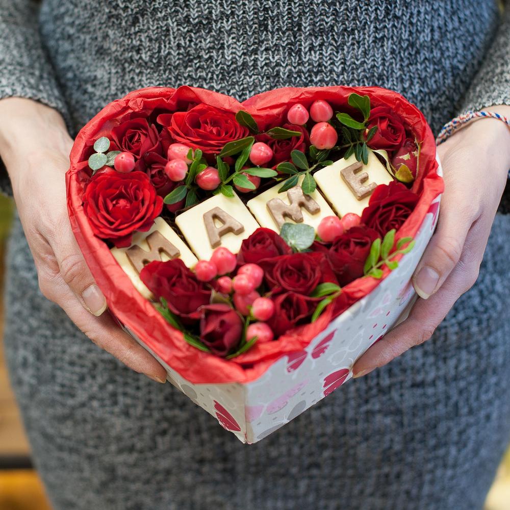 Заказать подарок цветы. Коробочка с цветами. Коробка с цветами и конфетами. Букет для мамы. Подарочные коробки с цветами.
