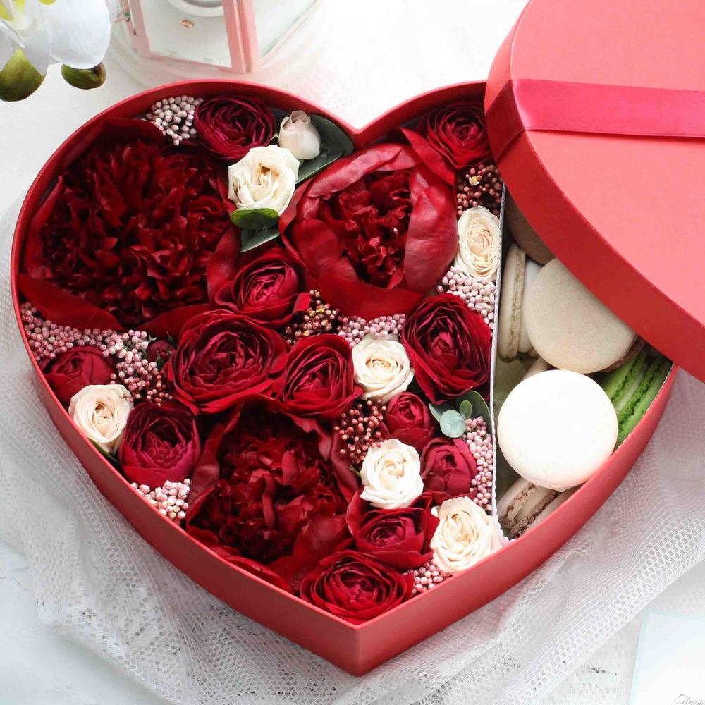 Заказать подарок цветы. Коробка с цветами и конфетами. Подарочная коробка с цветами и конфетами. Красивые коробки с цветами. Букеты роз в коробках.