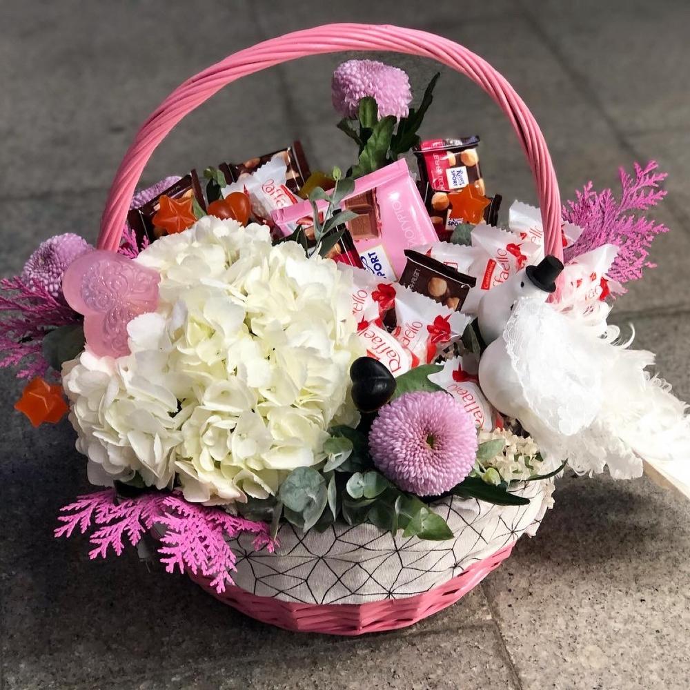 Корзина с цветами и конфетами – купить с бесплатной доставкой в Москве
