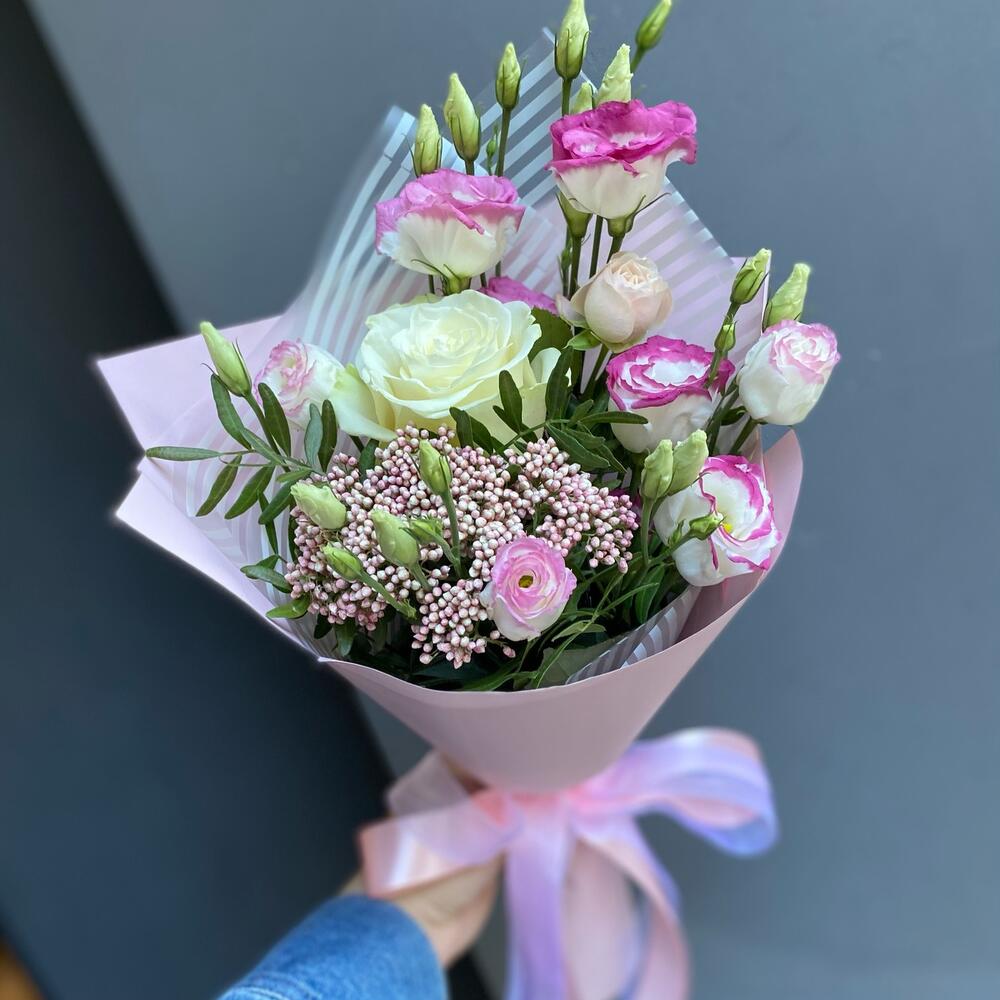 Купить Букет цветов Приятный сюрприз №162 в Москве недорого с доставкой