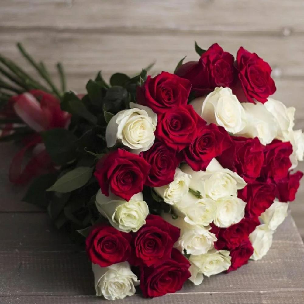 Бело розовый красный букет. Букет из белых и красных роз. Розы красные и белые. Букет красных роз. Букнт из белокраснвх роз.