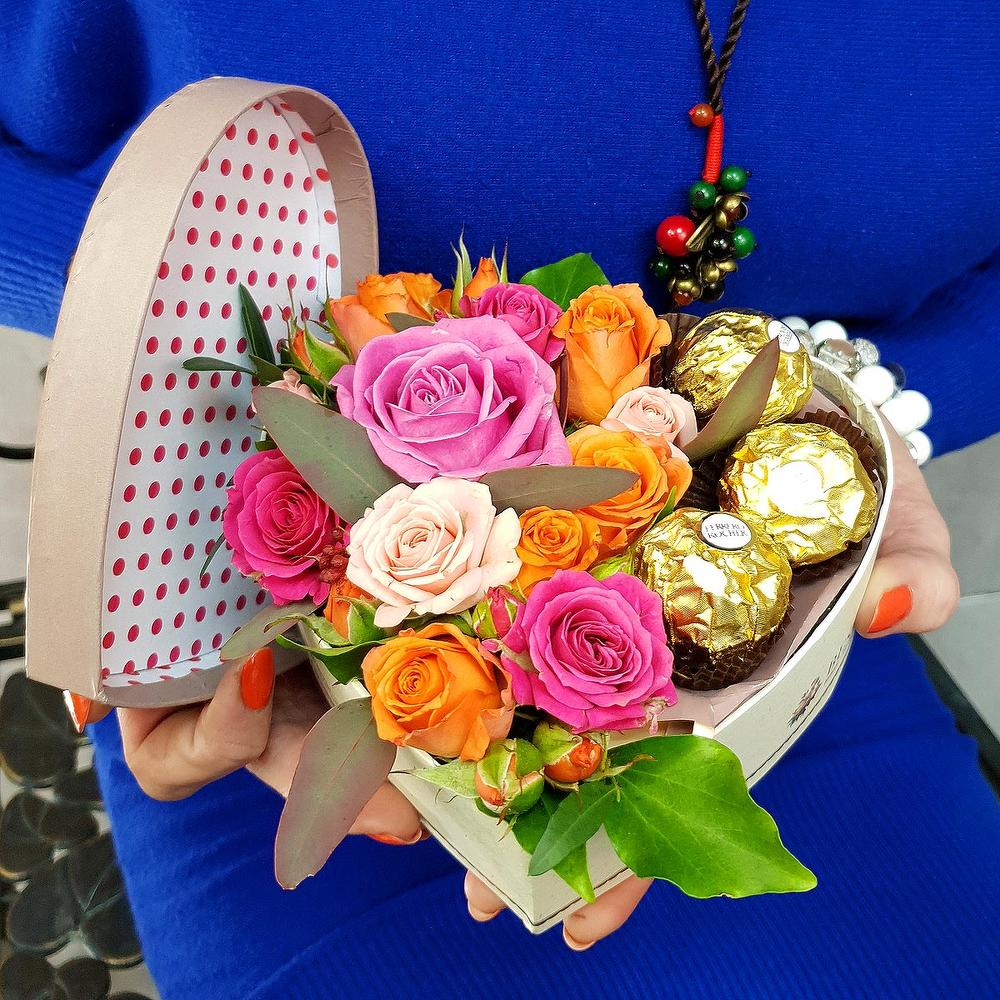 Живые цветы конфеты. Букет сердце розы и Ферреро Роше. Букет с конфетами и цветами. Цветочная композиция с конфетами. Букет из конфет и цветов.