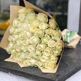 51 белая роза 60 см в дизайнерской упаковке
