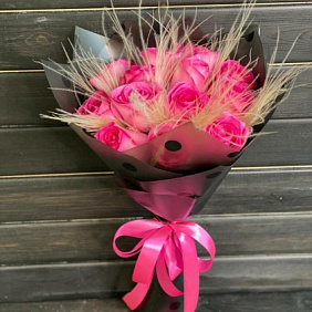 Розовый букет с перьями