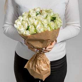 Монобукет белые розы 25