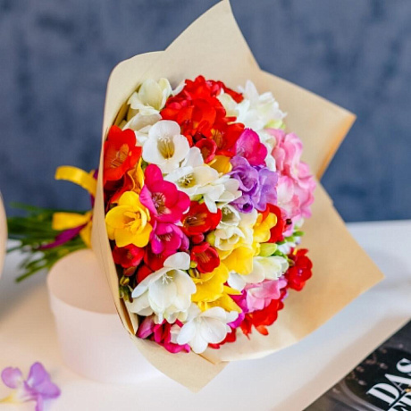 Ароматный букет из 51 фрезии - Фото 4