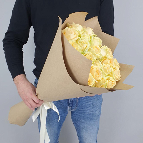 Букет из 21 персиковой розы в крафте - Фото 3