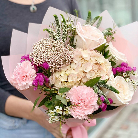 Нежный букет с кружевной гортензией и ароматными пионовидными розами White O Hara - Фото 2