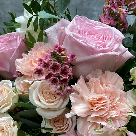 Букет с французскими розами и гвоздиками в стеклянной вазе - Фото 6
