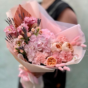 Букет с гортензией и пионовидными розами  «Розовая пудра»