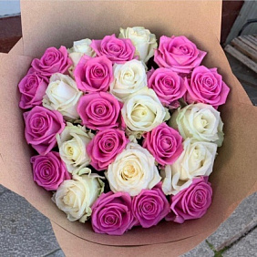 21 роза микс розовые и белые