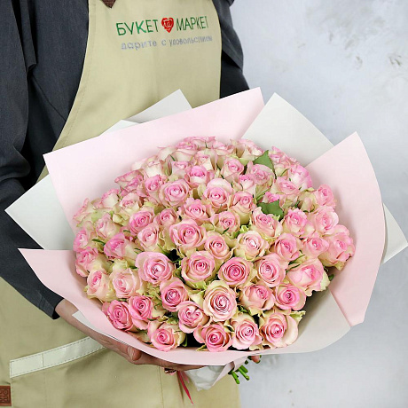 Букет из 65 кенийских роз в упаковке - Фото 5