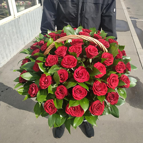 79 красная роза в корзине - Фото 2
