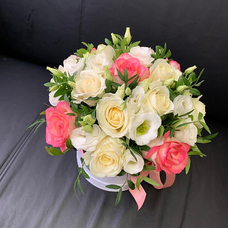 Микс из роз  и эустом в шляпной коробке - Фото 4