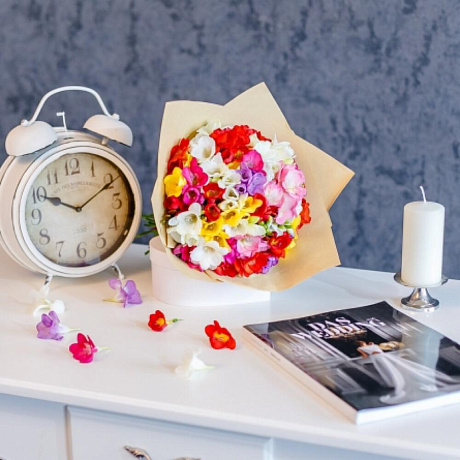 Ароматный букет из 51 фрезии - Фото 3