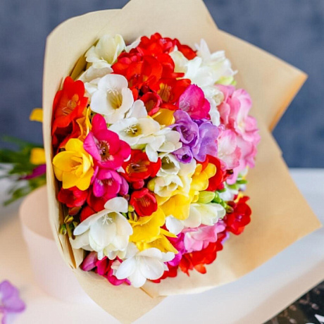 Ароматный букет из 51 фрезии - Фото 2