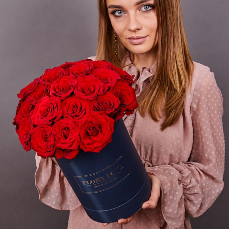 25 красных роз в шляпной коробке (синяя) - Фото 3