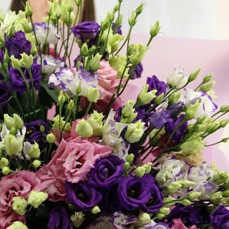 Букет из 35 лизиантусов Яркий микс в стильной упаковке - Фото 3