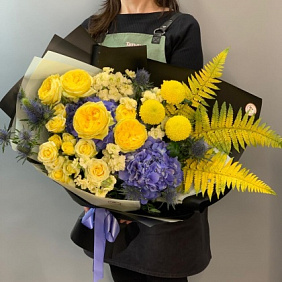 Яркий букет с пионовидной розой и гортензиями