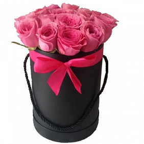 Букет из 19 роз в малой шляпной бархатной коробке