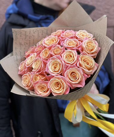 Букет 21 персиково-розовая роза 40см - Фото 2