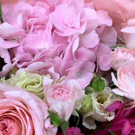 Нежный букет с Ароматными розами и гортензией - Фото 6