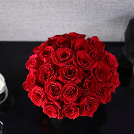 Букет из 25 роз Freedom в вазе - Фото 2