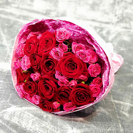 Яркий букет из красных и малиновых роз №160 - Фото 3