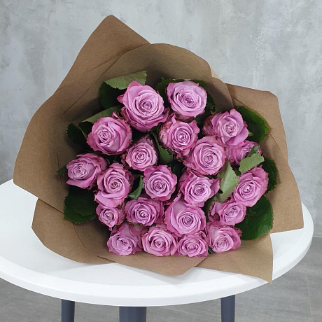 Букет из 21 фиолетовой розы в крафте - Фото 4