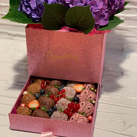 Шкатулка с гортензией и клубникой в бельгийском шоколаде - Фото 2