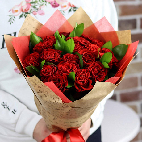 Розы. Букет из 19 красных роз с рускусом. N658 - Фото 3