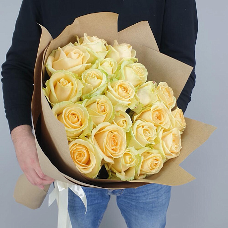 Букет из 21 персиковой розы в крафте - Фото 2